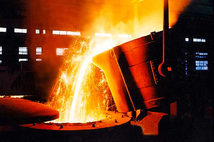 Steel stocks slammed as evidence points to weak global market in 2025 (NYSE:CLF)